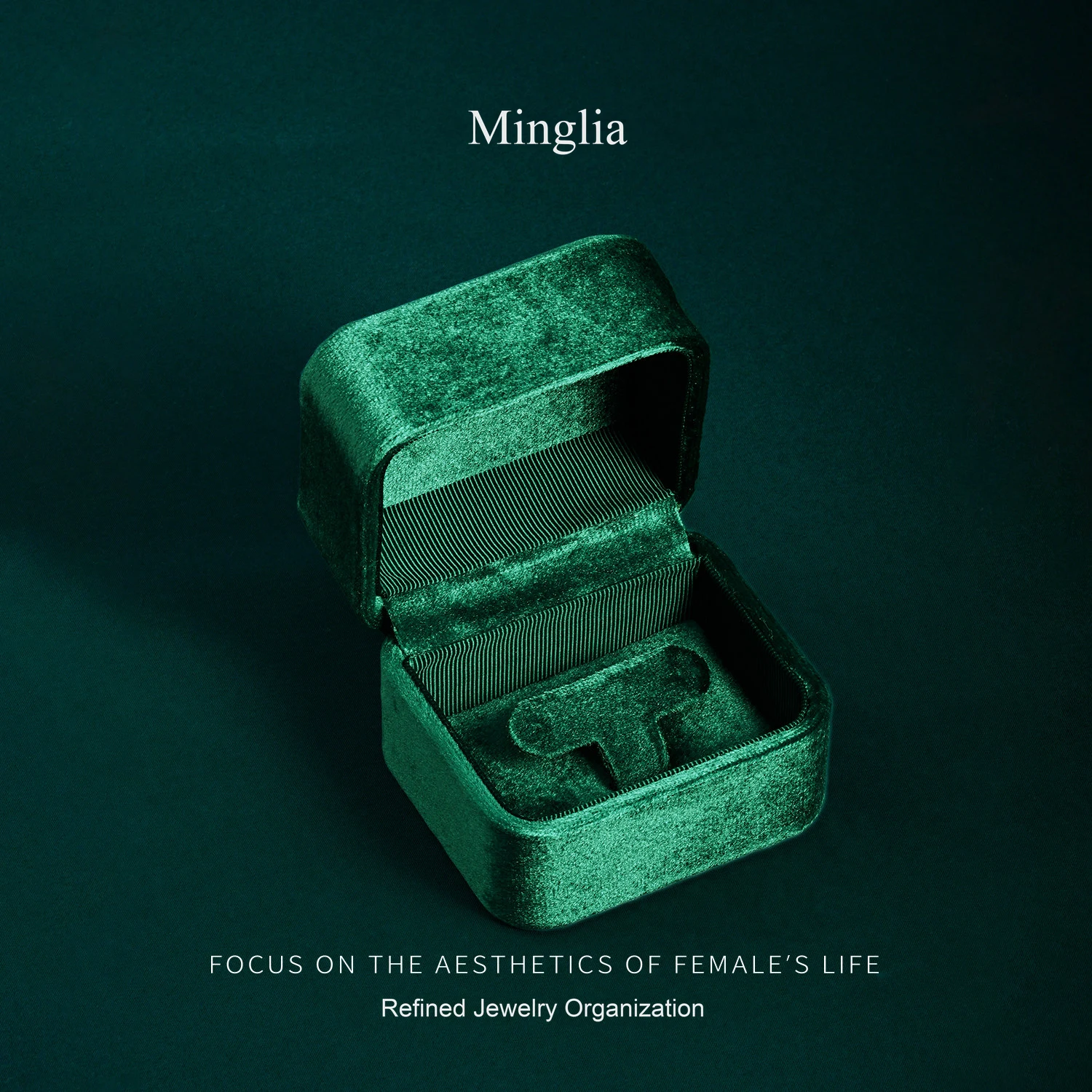X-FH5 Velvet earring presentation box, shown in Emerald green