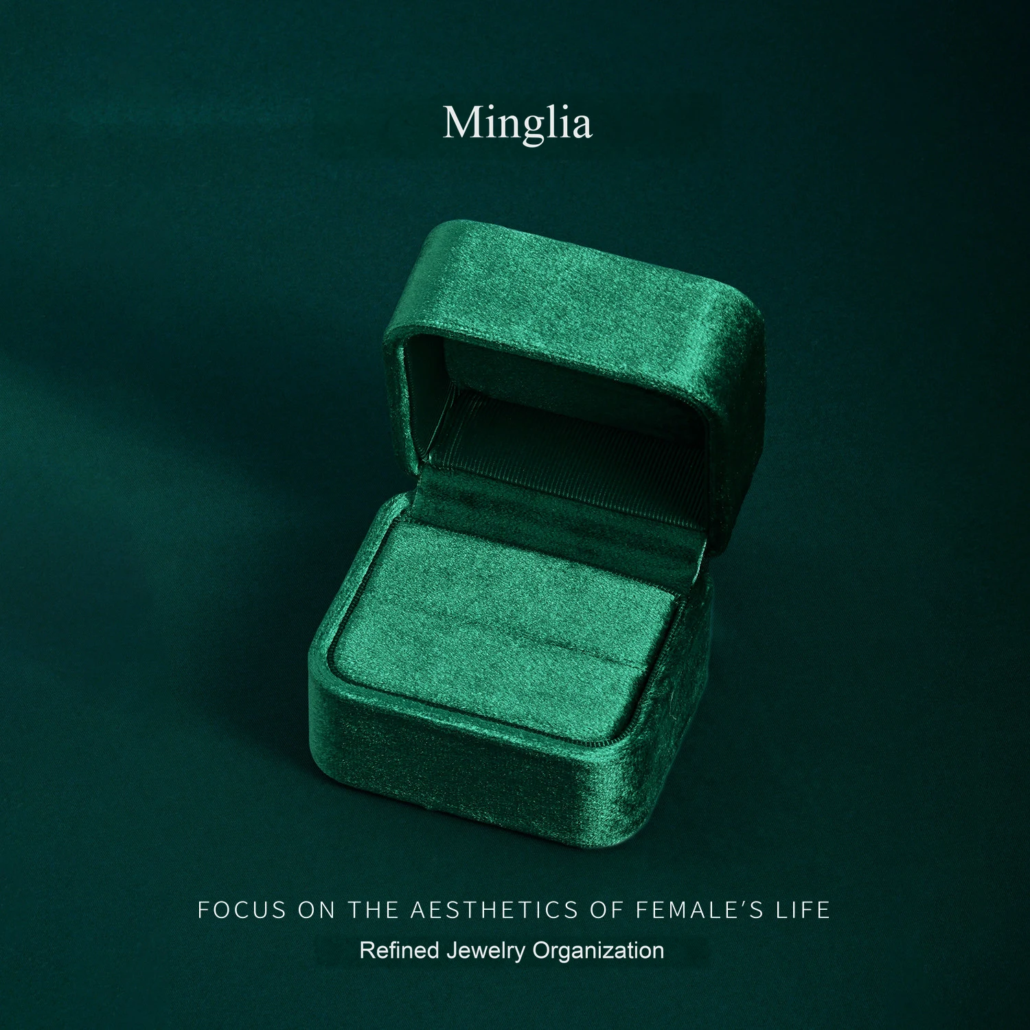 J21 Square velvet ring box, shown in Emerald green
