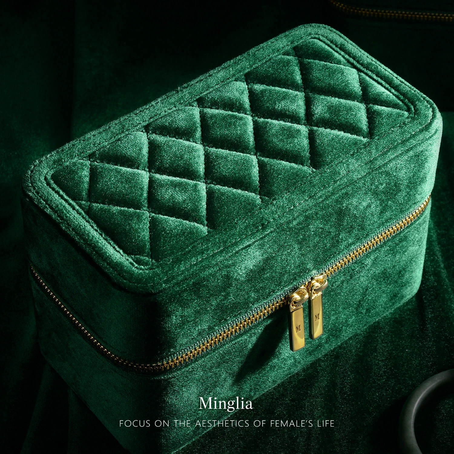 Diamond-stitched lid and twin zipper pulls