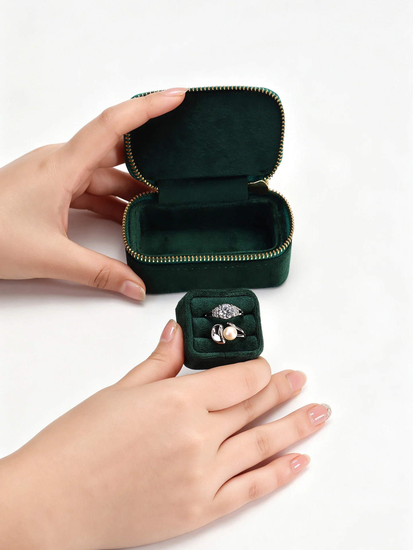 JT0005 Velvet zip-around jewelry case, shown in Forest green